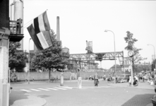 837294 Gezicht op de gemeentelijke gasfabriek aan de Blauwkapelseweg te Utrecht, vanaf de hoek met de Kapelstraat, op ...